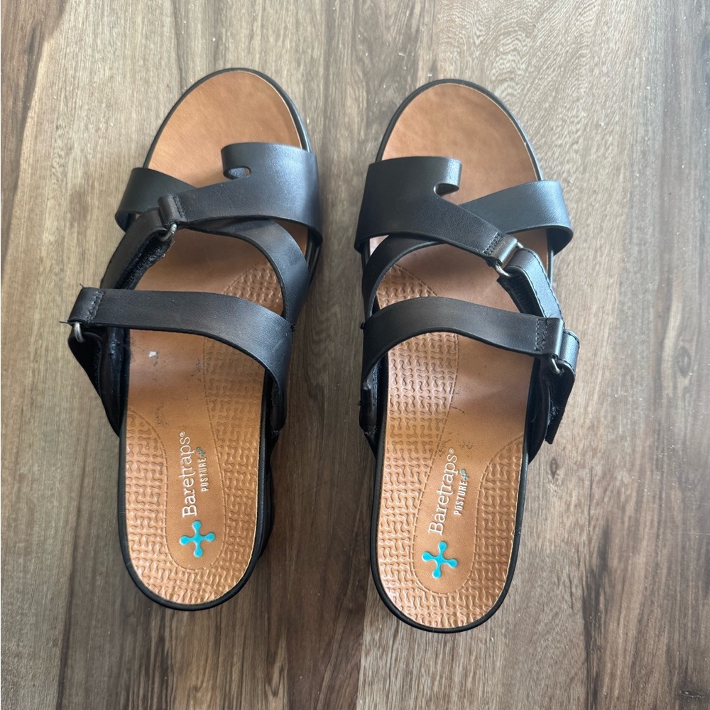 BareTraps Women's Black and Tan Sandals